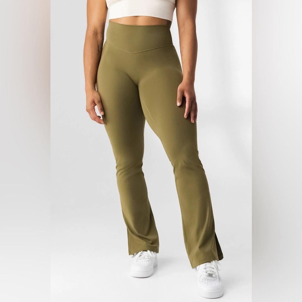 Vitality - The Cloud Flare Pant - Willow